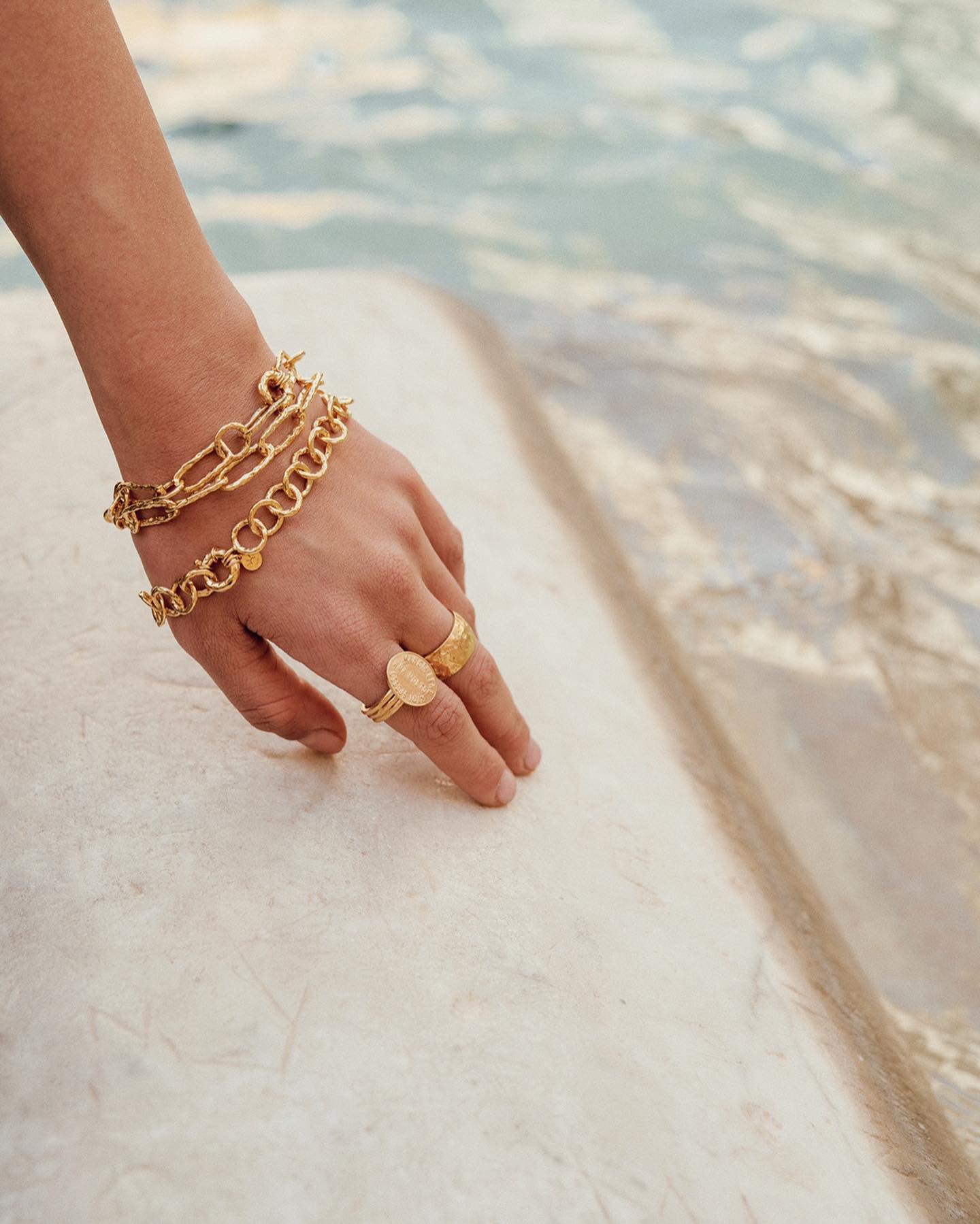 MARTINA, DARIO & CARLOTTA 

Des bracelets inspirés des petites fenêtres courbées disposées aux façades des bâtiments raffinés que l’on retrouve le long du Grand Canal… Chaque maillon est assemblé un à un par nos artisans, pour un résultat unique 🤍 

A découvrir dans l’onglet Ciao Signorina sur l’eshop 💃🏽🇮🇹

#goldbracelet #venise #ciao #italy #handmadejewelry #goldchain